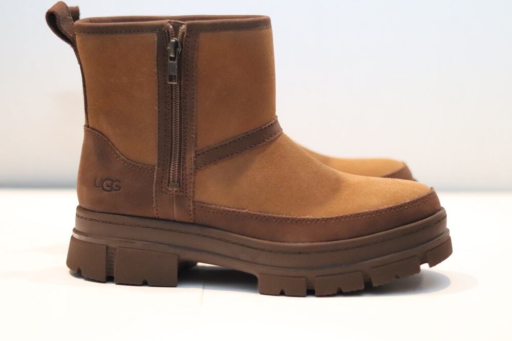 UGG Ashton Zip Sz 8.5